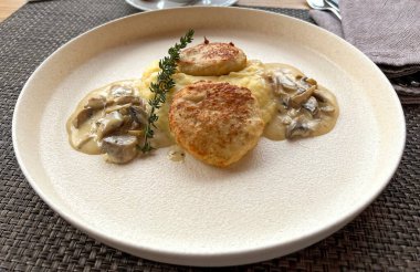 Patates püresi ve mantar soslu tavuk pirzolası. 