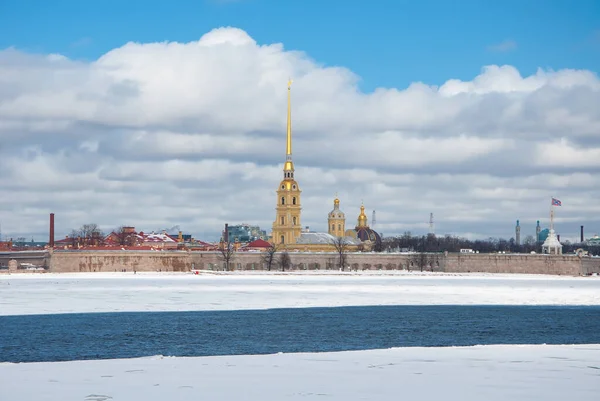 러시아 상트페테르부르크 - 2021 년 3 월 27 일: 피에르 요새와 폴 요새 — 스톡 사진