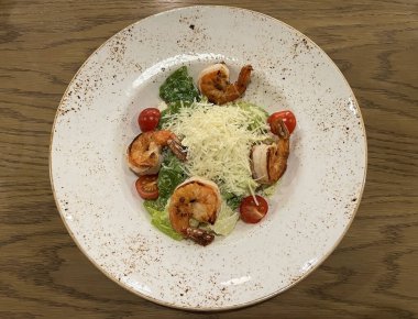 Sezar salata karides ve parmesan peyniri ile 