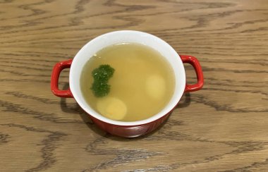 Karidesli Sezar salatası ve bir bardak meyve suyu. 