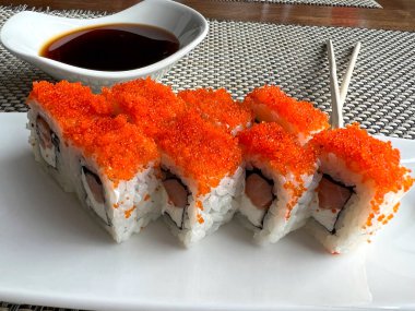 Somon, peynir ve soya soslu rulo. 