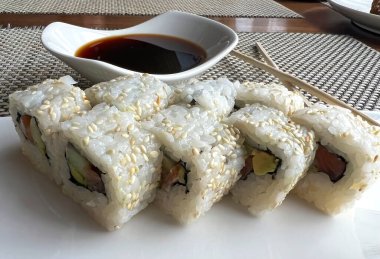 Somon, peynir ve soya soslu rulo. 