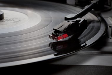 Vinil plak çalar