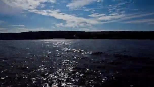 Tijd lapse uitzicht op rivier schip gaan rivier — Stockvideo