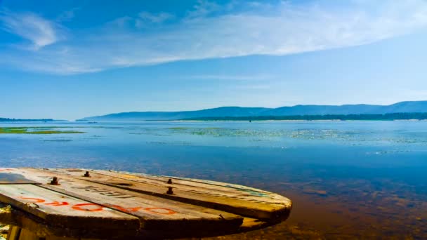 Timelapse bobin tel üzerinde bankaların river yaz — Stok video