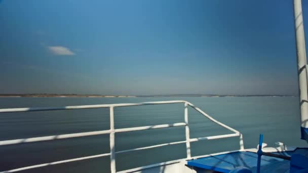 Time lapse vue de l'avant du bateau traversant la rivière 
