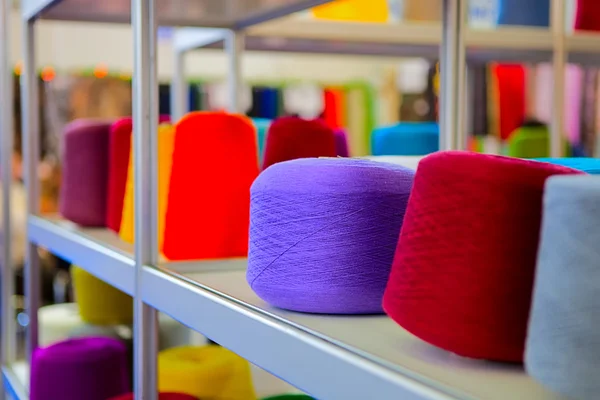 Bobinas de hilo de colores para coser en un estante — Foto de Stock