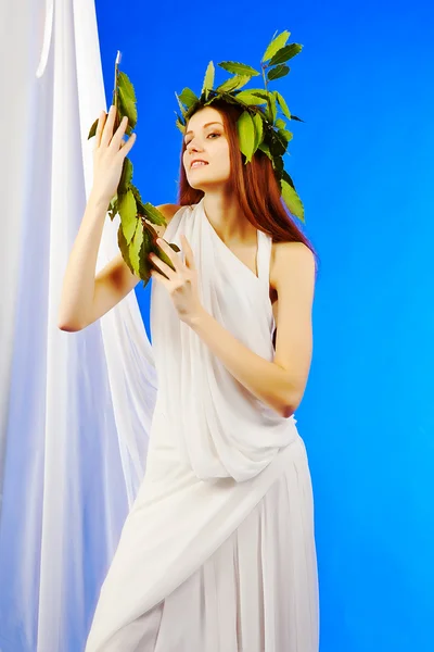 Žena nosí zelené římské vavřínový věnec — Stock fotografie