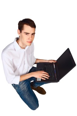 laptop üstten görünüm üzerinde beyaz izole genç adamla