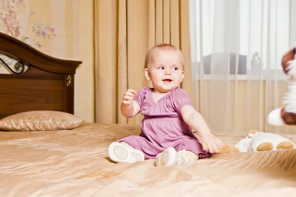 Sorridi piccolo bambino in abito rosso seduto — Foto Stock