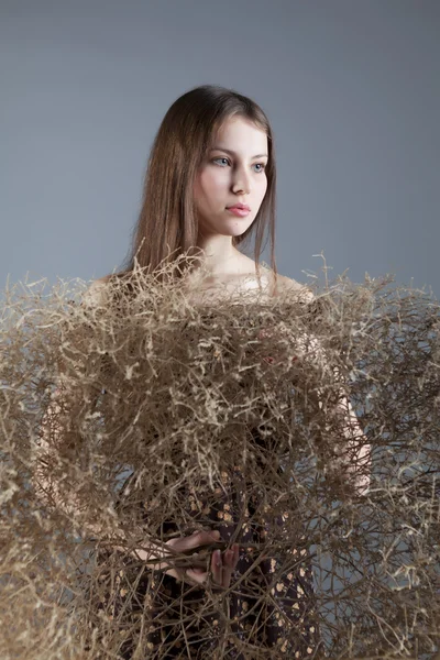 bush ile kahverengi bir elbise genç güzel kız