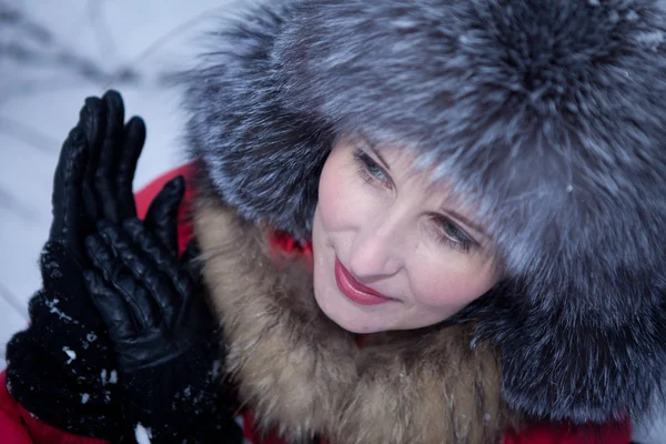 Menina no chapéu de pele de inverno — Fotografia de Stock