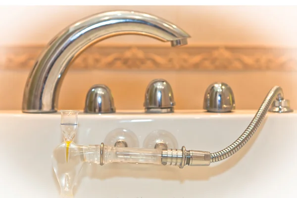 Водопроводный кран с ручками и душем — стоковое фото