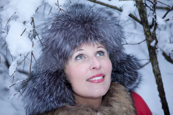 Retrato divertido menina na floresta de inverno — Fotografia de Stock