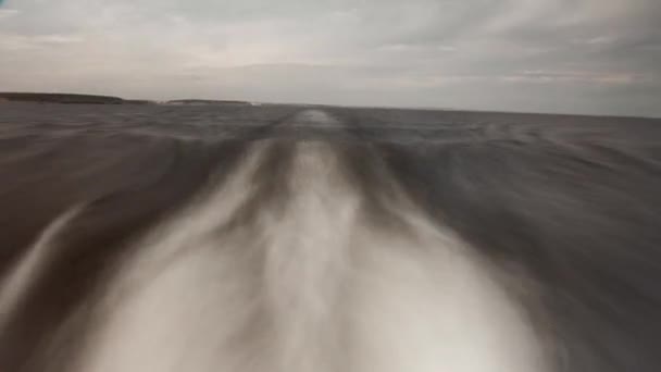 Tijd lapse kielzog van drijvende schip op rivier zomer — Stockvideo