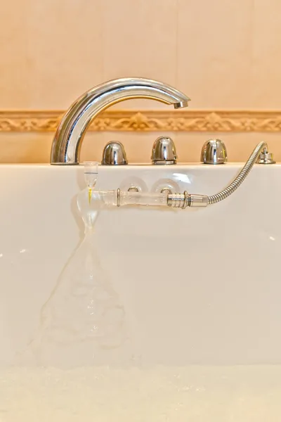 Poignées de robinet dans la douche de salle de bain — Photo