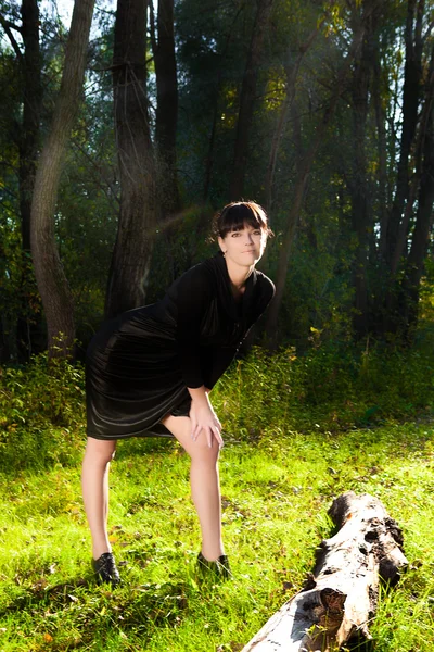 Menina em vestido posando contra o pano de fundo da natureza — Fotografia de Stock