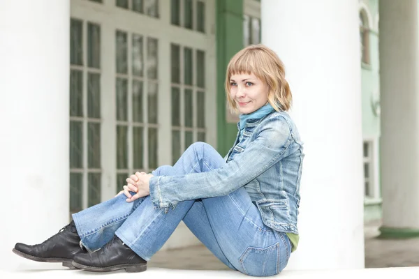 Ragazza in abiti in denim urbano — Foto Stock