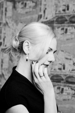 siyah-beyaz güzel bir kız yere poz