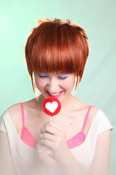 Chica con corazones de caramelo risas —  Fotos de Stock