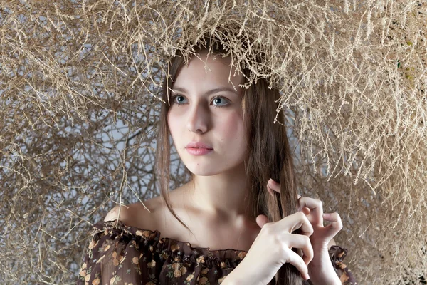 Chica con un arbusto natural — Foto de Stock