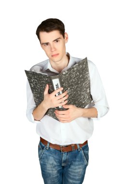 genç adam bir klasör evrak ile göğsüne presler