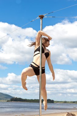 kız makyaj mayo pole dance