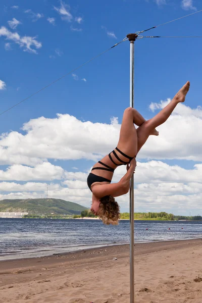 Mädchen machen Pole Dance im Badeanzug — Stockfoto