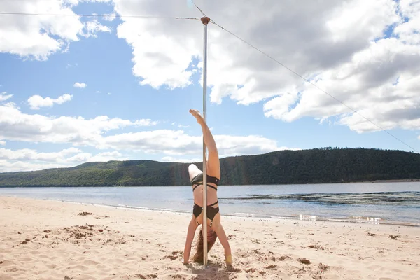 Fille faire pole dance en maillot de bain — Photo