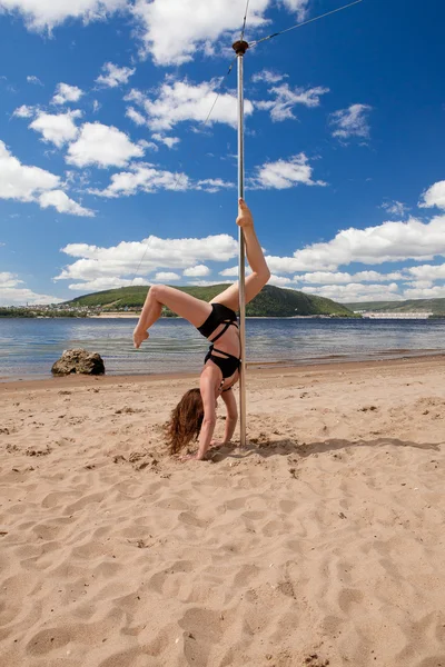 Mädchen machen Pole Dance im Badeanzug — Stockfoto