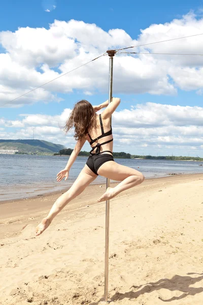 Mädchen machen Pole Dance im Badeanzug — Stockfoto