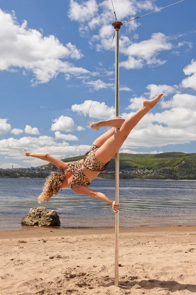 Chica hacer pole dance en traje de baño — Foto de Stock