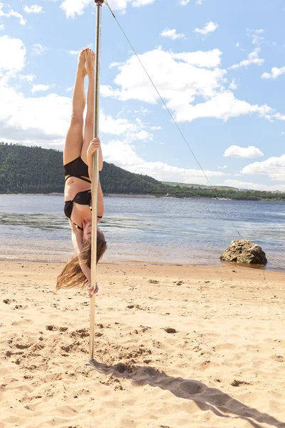 Chica hacer pole dance en traje de baño — Foto de Stock