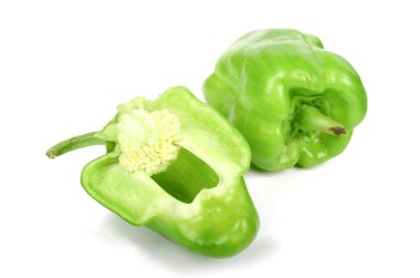 beyaz arkaplanda yeşil biber