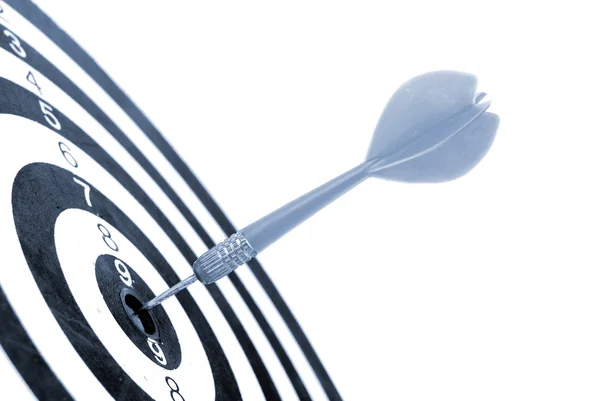 Dart ve dart tahtası beyaz zemin üzerine