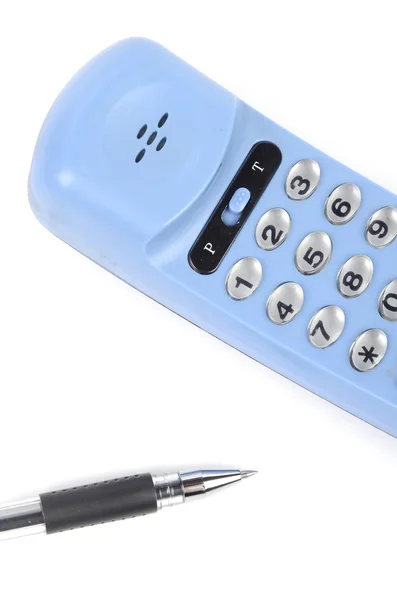 Telefone e caneta sobre fundo branco — Fotografia de Stock