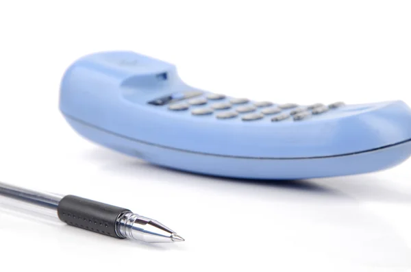 Telefone e caneta sobre fundo branco — Fotografia de Stock