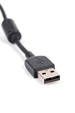 Beyaz arkaplanda usb kablosu