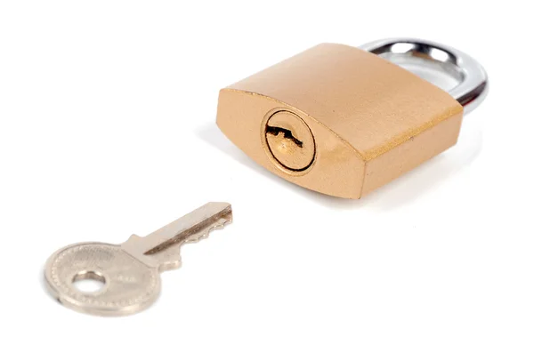Cadeado e chave no fundo branco — Fotografia de Stock