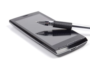 cep telefonu ve beyaz zemin üzerine kalem