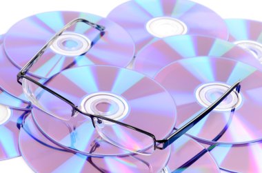 gözlük ve beyaz arka plan üzerinde dvd