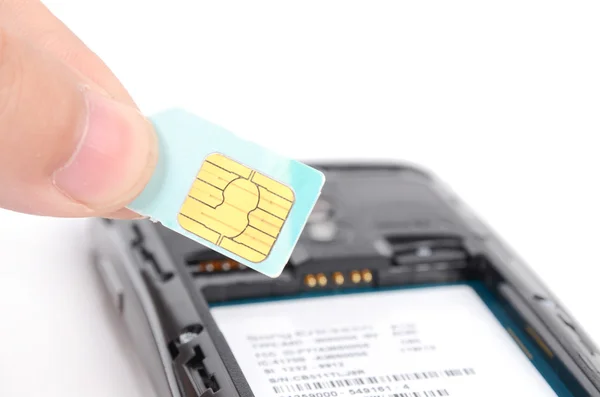 SIM card și telefon inteligent pe fundal alb — Fotografie, imagine de stoc
