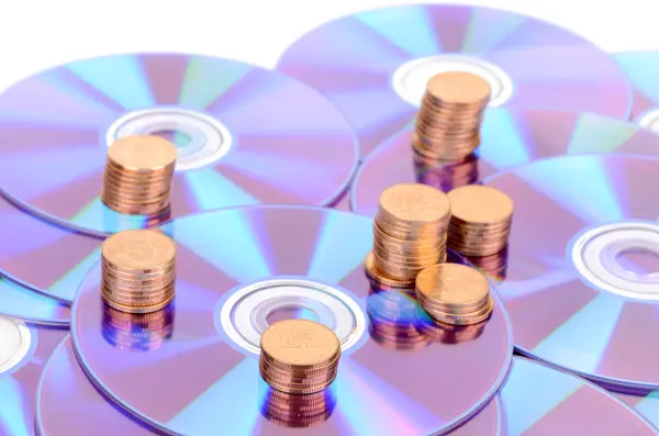 DVD e monete su sfondo bianco — Foto Stock