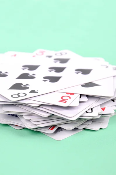 Покер на зеленом фоне — стоковое фото