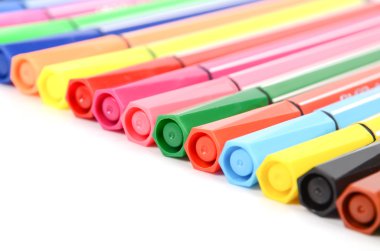 Beyaz arka plan üzerinde renkli kalem