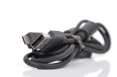 Beyaz arkaplanda usb kablosu