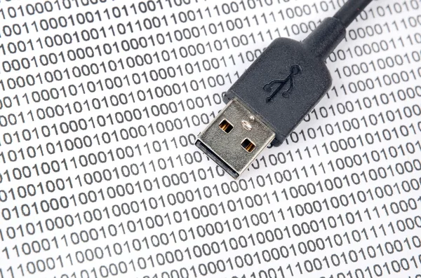 USB kábel és bináris kód — Stock Fotó