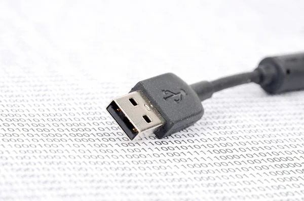 USB kabel i binarny kod — Zdjęcie stockowe