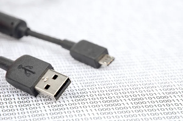 USB kábel és bináris kód — Stock Fotó