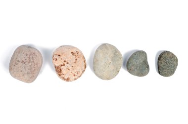 Beyaz arkaplanda taş